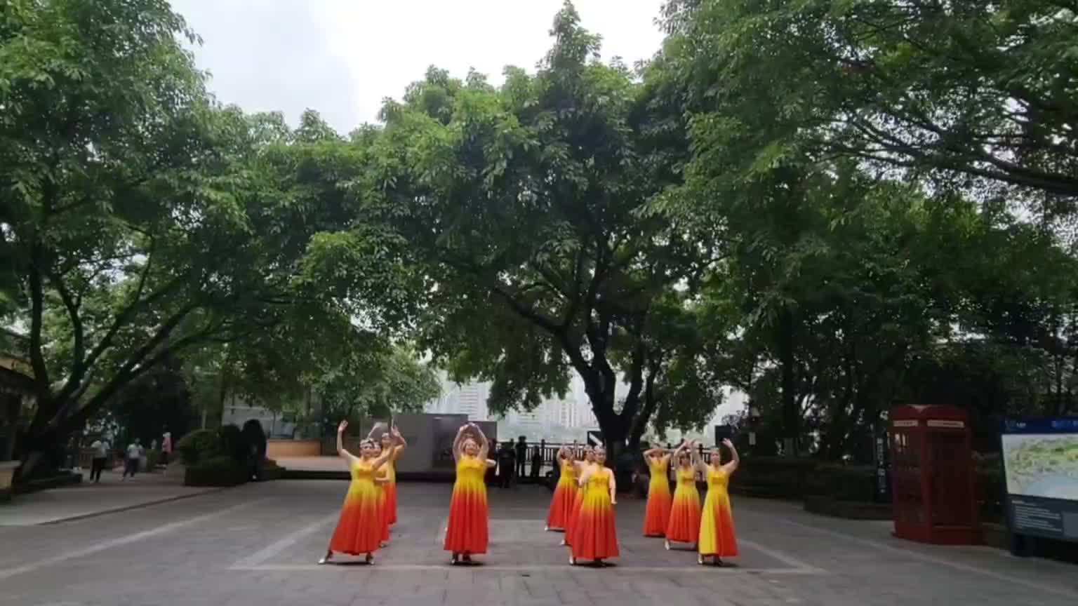 怡馨艺术团舞蹈《我的中国》这支舞队员们，以优美的舞姿，跳出了对中国的赞美，对祖国母亲的热爱！