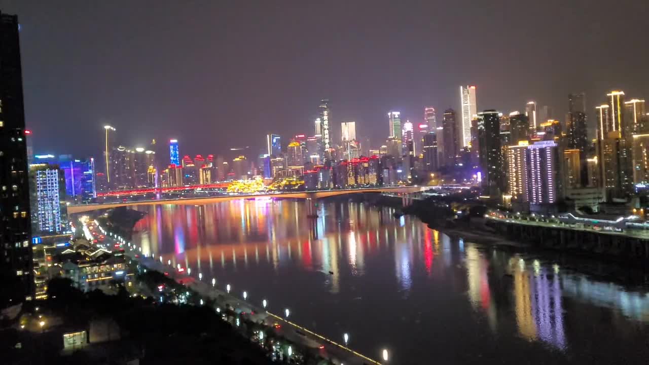 嘉陵江的夜晚，远处来福寺、洪崖洞的灯光闪烁，近处黄花园大桥彩灯飞舞，站在自家阳台记录着美好景色，享受着美好生活。