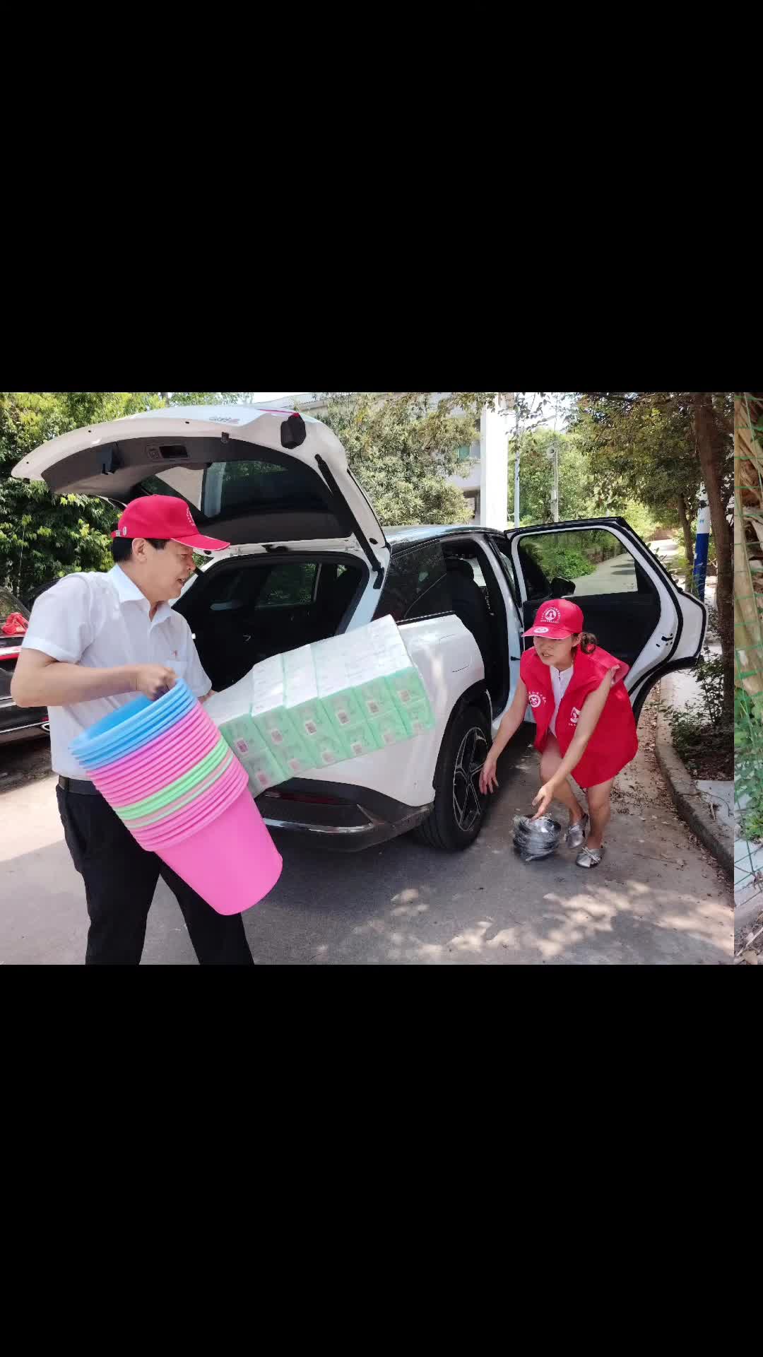 高温下的银龄志愿者在行幼