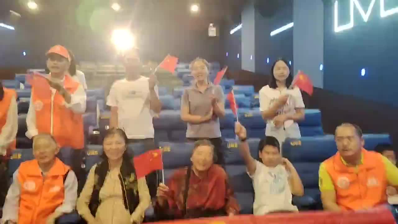 祝福祖国繁荣昌盛雷锋精神永放光芒银龄志愿者在行动2025.10月