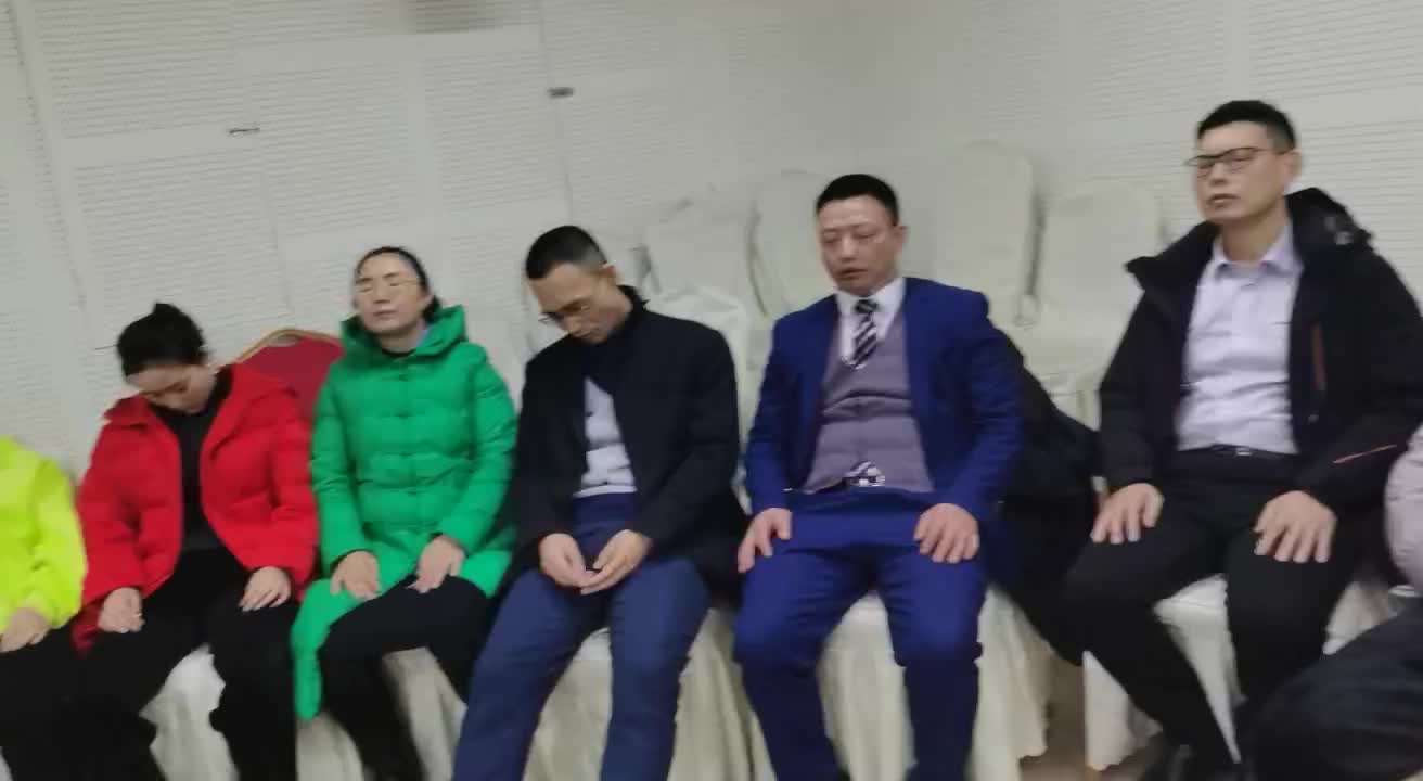 陈邻老师在重庆市心理咨询师协会举办的培训班上给学员们上催眠课。