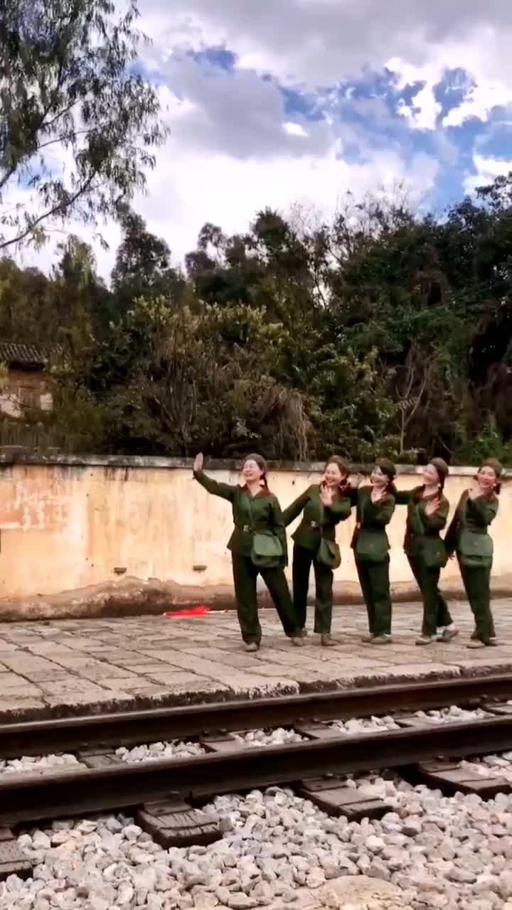 在云南蒙自碧色寨一巜芳华》电影外景拍摄地的人