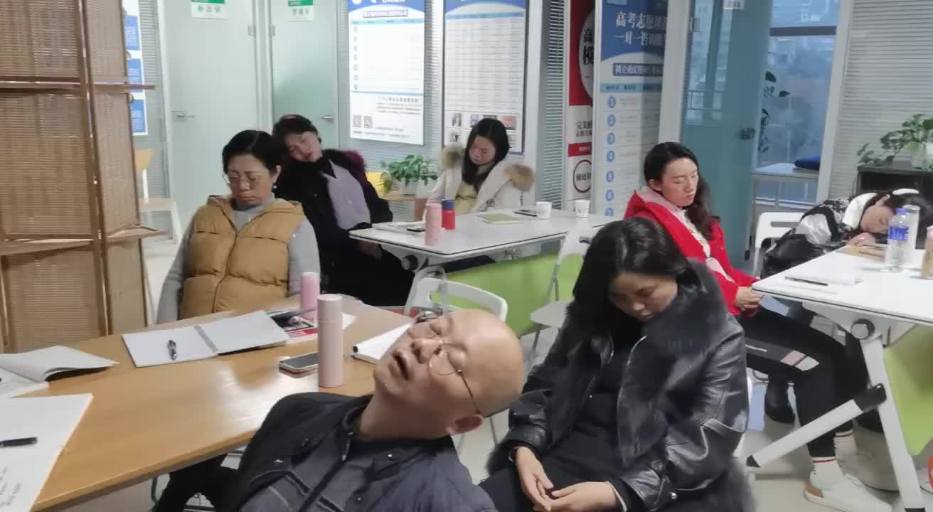 心理咨询师们在催眠课上。