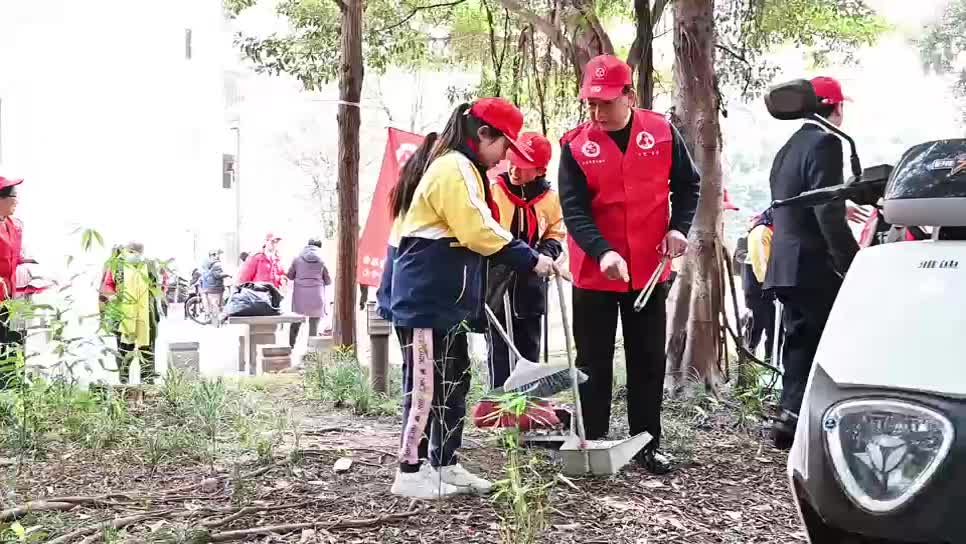 让雷锋精神在山城大地上永放光芒